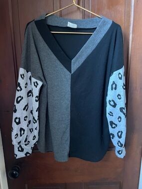 Bib! women's medium long sleeve black / gray / animal print top
